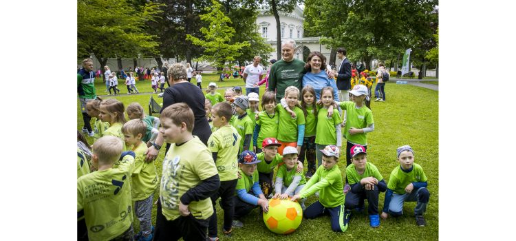 Šimtai vaikų sportavo ir Vaikų gynimo dieną šventė Prezidentūros kiemelyje