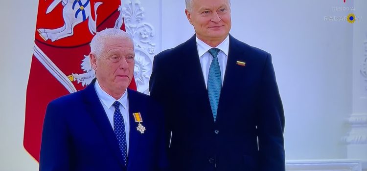 Jo Ekscelencija Lietuvos Respublikos preidentas Gitanas Nausėda apdovanoja Lietuvos didžiojo kunigaikščio Gedimino ordino Riterio kryžiumi už Specialiosios Olimpiados aukšto meistriškumo sportininkų ugdymą, jų pasiekimus tarptautinėse varžybose ir Lietuvos vardo garsinimą LSOK Prezidentą Gerb. Zenoną Misiūną. Jo Ekscelencija Lietuvos Respublikos preidentas Gitanas Nausėda apdovanoja Lietuvos didžiojo kunigaikščio Gedimino ordino Riterio kryžiumi už Specialiosios Olimpiados aukšto meistriškumo sportininkų ugdymą, jų pasiekimus tarptautinėse varžybose ir Lietuvos vardo garsinimą LSOK Prezidentą Gerb. Zenoną Misiūną.